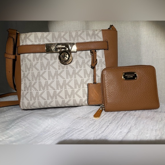 MK Signature Crossbody + Pebbled Leather Zip Wallet Bundle – Like New Gifts - Picture 12 of 12